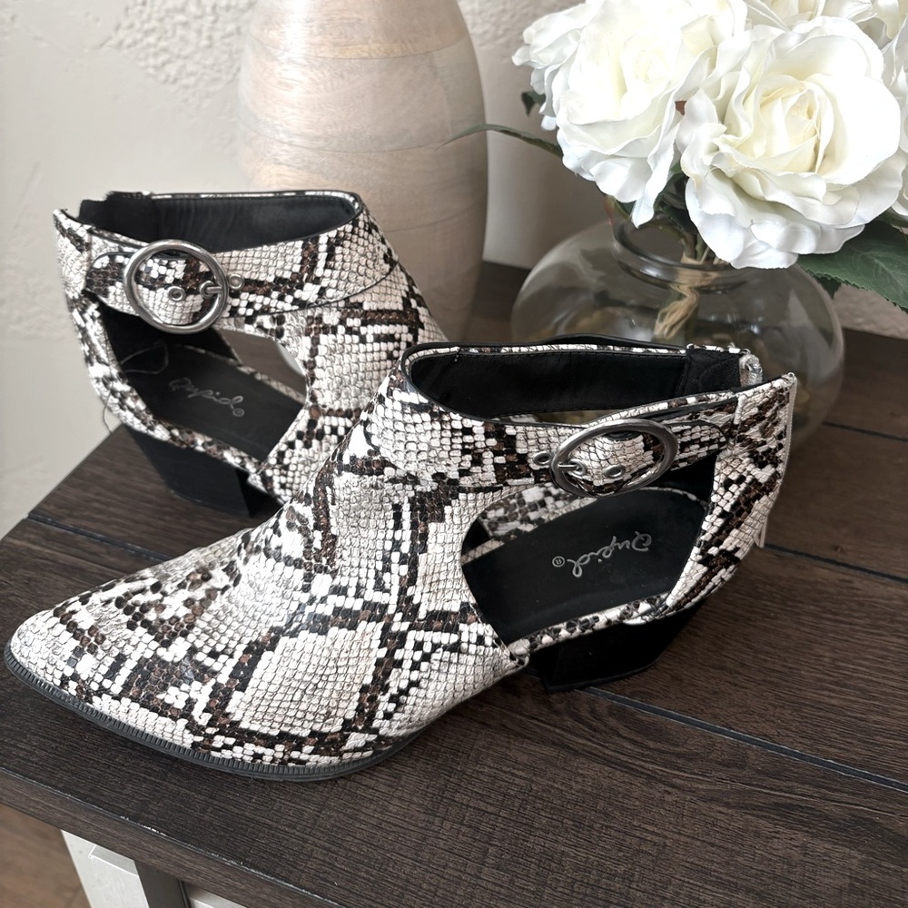 Qupid Snakeskin Cutout Ankle Boots in Cream and Black